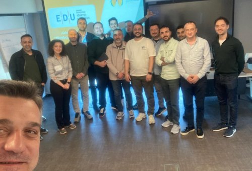 AKKÖK HOLDİNG YÖNETİCİNİN İK ŞAPKASI